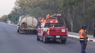 Incendio en manglar provoca cierre parcial de la avenida Costera en Campeche