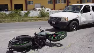Camioneta del Ayuntamiento de Campeche provoca choque de motocicleta y deja a menor lesionada