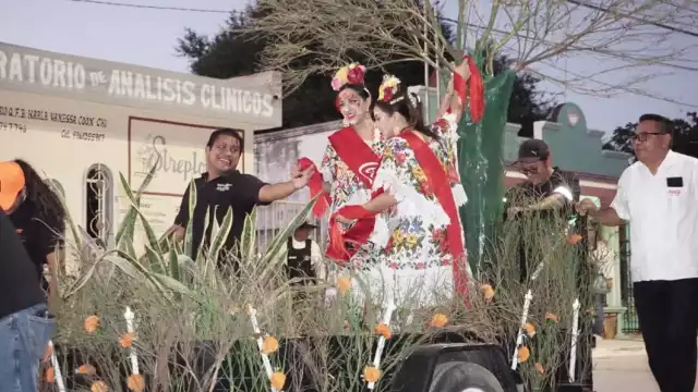 El desfile se realiza en el cementerio de Pomuch
