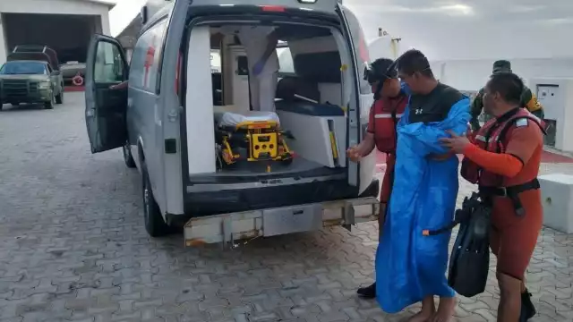 La persona rescatada, fue conducida al Hospital Naval de Cozumel