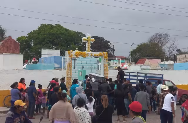 Pobladores llegaron caminando hasta el panteón de Sabancuy para darle el último adiós al poblador de 40 años
