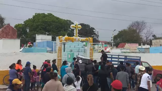 Pobladores llegaron caminando hasta el panteón de Sabancuy para darle el último adiós al poblador de 40 años
