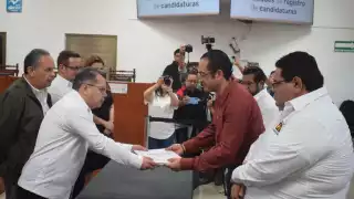 El registro fue entregado por el dirigente de Morena y PT en Yucatán