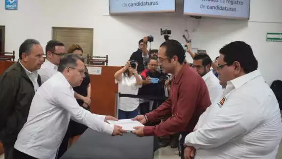 El registro fue entregado por el dirigente de Morena y PT en Yucatán El registro fue entregado por el dirigente de Morena y PT en Yucatán