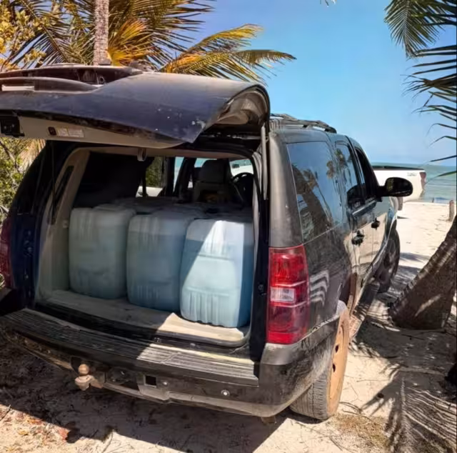 La camioneta asegurada transportaba combustible para avión.