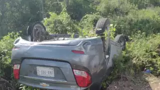 En el auto viajaban un hombre y su pequeño hijo con dirección a Quintana Roo. Foto: Alfredo Osorio Aguilar