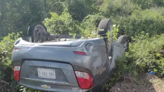 En el auto viajaban un hombre y su pequeño hijo con dirección a Quintana Roo. Foto: Alfredo Osorio Aguilar