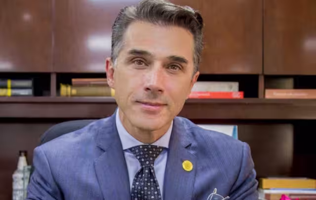 Sergio Mayer defiende a Luis de Llano en caso de Sasha Sokol