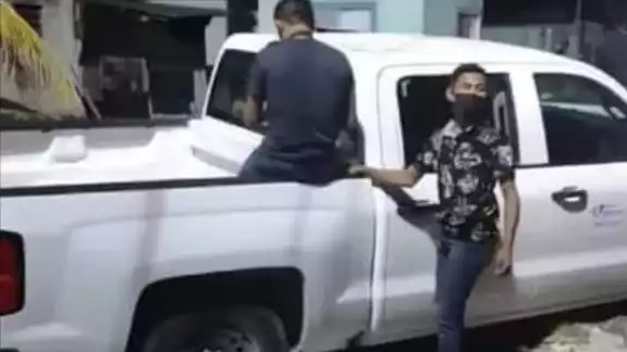 Jóvenes fueron apresados por vecinos de la comisaría de Chelem entregando triciclos a favor de partido político