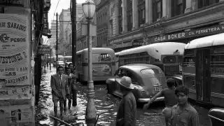 Inundación en la Calle 16 de septiembre en 1952, centro histórico de la Ciudad de México
