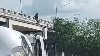 El hombre fue esposado y trasladado a un hospital de Mérida