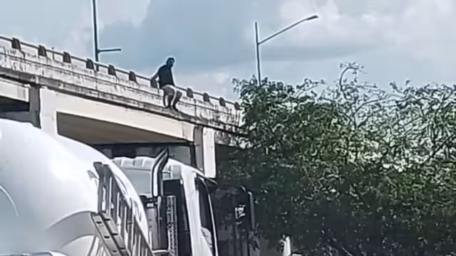 El hombre fue esposado y trasladado a un hospital de Mérida