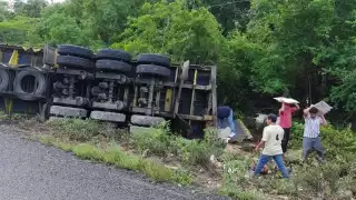 Vecinos rapiñan cargamento de mármol de un tráiler volcado en la vía Carrillo Puerto-Tulum