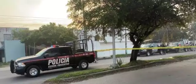 La víctima fue hallada “tendida”, con una postura boca bajo y algunos rastros de sangre en el asfalto