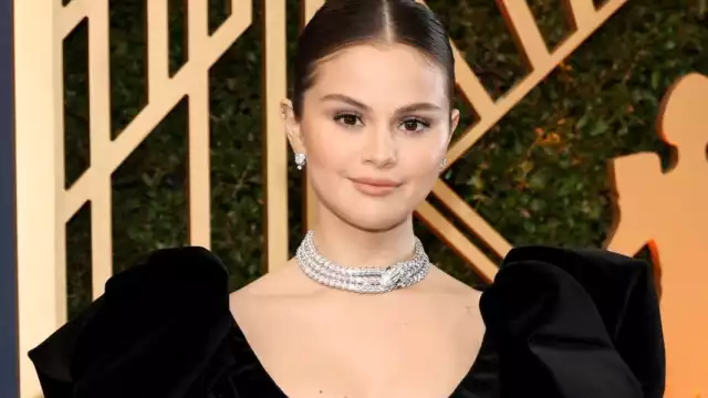 Selena Gómez lució muy natural con un atuendo muy serio y acorde a la premiación. Foto: Twitter @SELENAToRSARMY