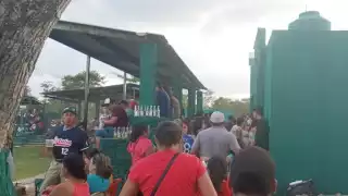 Los eventos deportivos de futbol y softbol reúnen a una gran cantidad de asistentes, pero no imperan los protocolos de salud