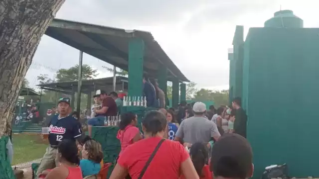 Los eventos deportivos de futbol y softbol reúnen a una gran cantidad de asistentes, pero no imperan los protocolos de salud