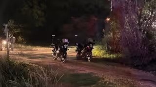 Los varones forcejearon quitándole su arma a un agente