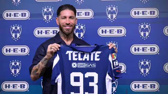 Sergio Ramos con el jersey de Monterrey