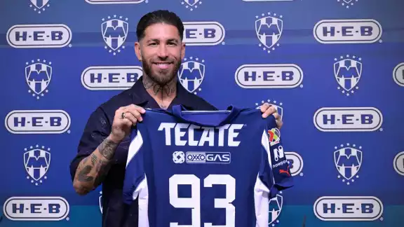 Sergio Ramos con el jersey de Monterrey Sergio Ramos con el jersey de Monterrey