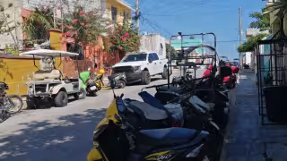 Colonias populares y Centro Histórico de Isla Mujeres saturados de motocicletas abandonadas