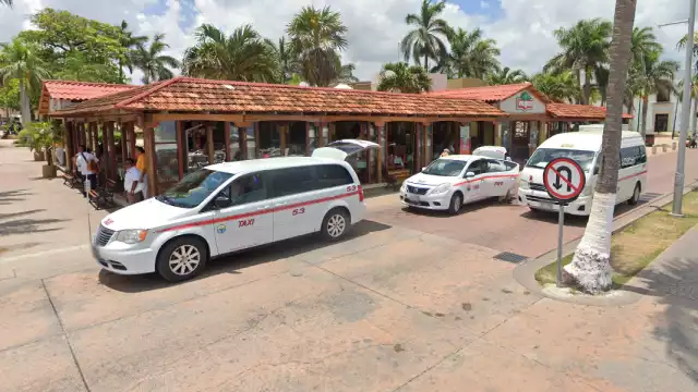 Algunos de los restaurantes de Cozumel lucieron con lleno total, con fila de personas para ingresar junto a sus mamás este 10 de mayo