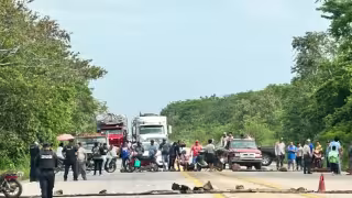 ¡Cerrado el paso! Habitantes de bacalar bloquean la Vía Corta a Mérida tras cinco días sin luz