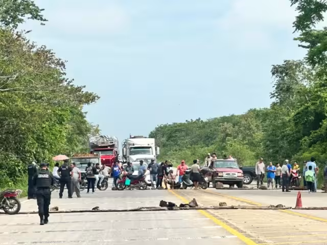 Habitantes de cuatro comunidades rurales de Bacalar bloquearon la carretera federal conocida como la "Vía Corta a Mérida"