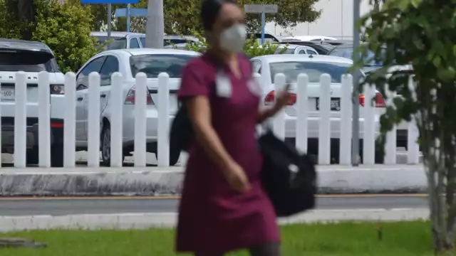 Frente a la terminal dos, ASUR colocó una lona ilustrada con moños rosas y mensajes de prevención del cáncer de mama