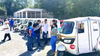 Mototaxistas de Playa del Carmen exhiben a Delegado del Imoveqroo de tener concesión de taxis