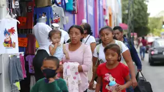 Cientos de migrantes permanecen en México en lo resuelven su situación migratoria en Estados Unidos
