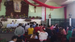 Durante la misa se bendijo a los niños, así como imágenes