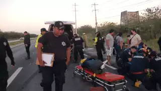 En el accidente un motociclista quedó entre las dos combis