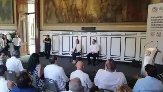 El evento se realiza en el Salón de la Historia del Palacio de Gobierno, en Mérida