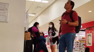 Los pasajeros mostraron su molestia por el atraso que se tiene en la llegada de la aerolínea