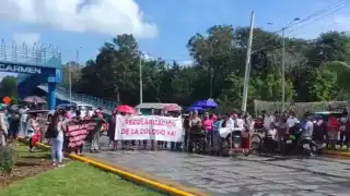 Con una lona, cerca de 50 personas se plantaron en la vía Playa del Carmen-Cancún
