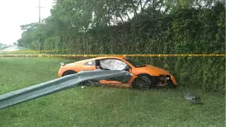 El automóvil terminó fuera de la carretera con un daños visibles a su carrocería