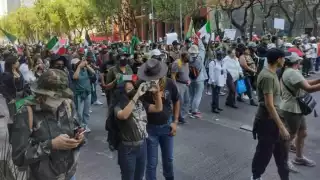 “Soldado, amigo, el pueblo está contigo”, coreaban los asistentes entre banderas y pancartas