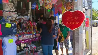 El día ha iniciado triste, pues a diferencia de años anteriores los comercios del Centro Histórico de la isla lucen semivacíos