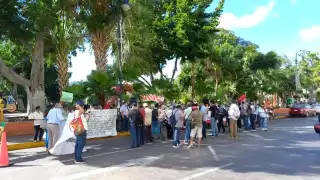 Entre lonas y pancartas, asociaciones se plantaron en los bajos del Palacio de Gobierno