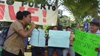 Entre pancartas y consignas el grupo se plantó en los Plaza Grande de Mérida