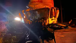 Debido a la velocidad, el trailero impactó de lleno la parte trasera de la otra unidad