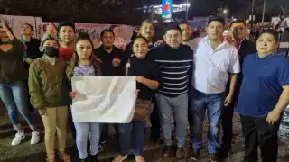 Durante la inauguración de la Expo Feria, víctimas de posible estafa se acercaron al mandatario Mauricio Vila Dosal para exponer el problema.