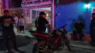 El joven se quejaba del dolor en la mano, la cual no dejaba de apretar