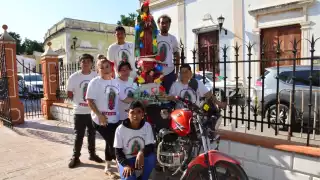 Se organizaron para conseguir camionetas y remolques en los que suben las unidades para descansar un rato y volver a pedalea