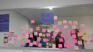 Las mujeres tuvieron que usar el baño para hacer un pequeño tendedero en el espejo