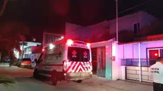 Al lugar llegaron paramédicos de la Cruz Roja, quienes la llevaron al hospital para ser atendida