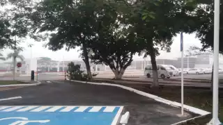 En tanto que Aeroméxico informó que hasta el momento solo han despegado tres de los cuatro vuelos mañaneros a la Ciudad de México