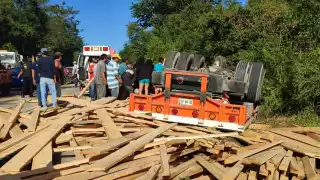 Las maderas quedaron tiradas en la vía tras el accidente