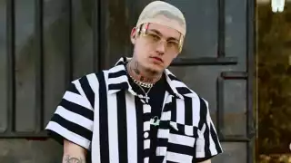 Vestido de blanco, el rapero de 27 años, quedó tirado en el escenario, luego de sufrir lo que pareció un tropiezo